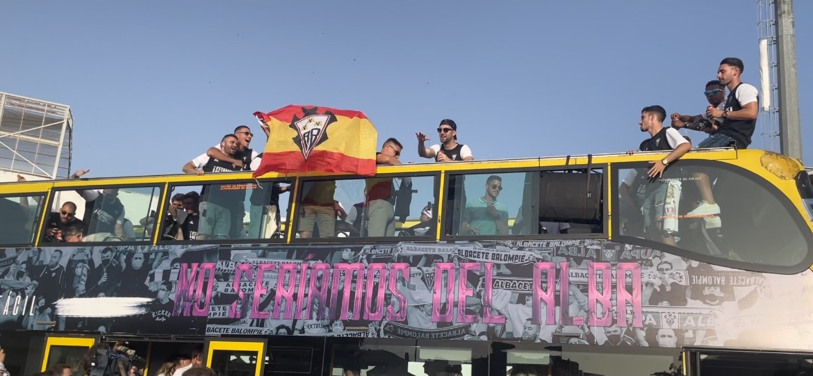 Los jugadores del Albacete Balompié comienzan la celebración en el autobús. 