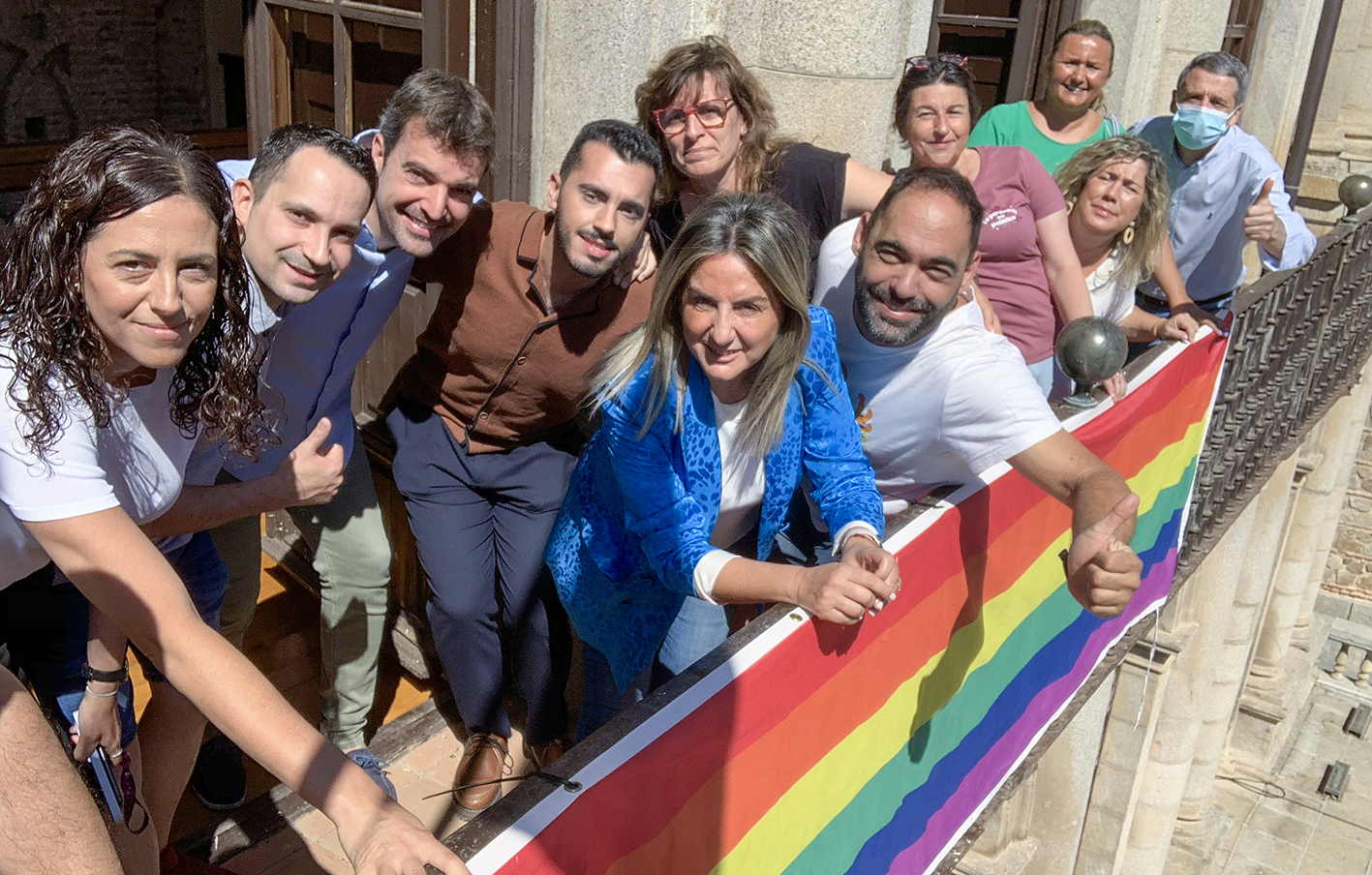 MIlagros Tolón, alcaldesa de Toledo, y varios concejales junto a miembros de Bolo-Bolo.