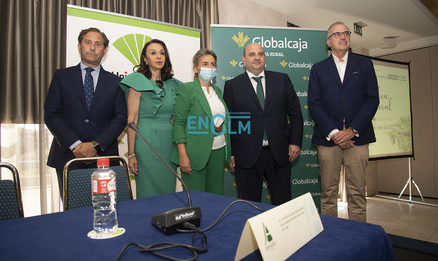 Blanca Corroto, segunda por la izquierda, junto a Milagros Tolón, alcaldesa de Toledo, durante la inauguración de la Asamblea de Asaja Toledo. Foto: Rebeca Arango.