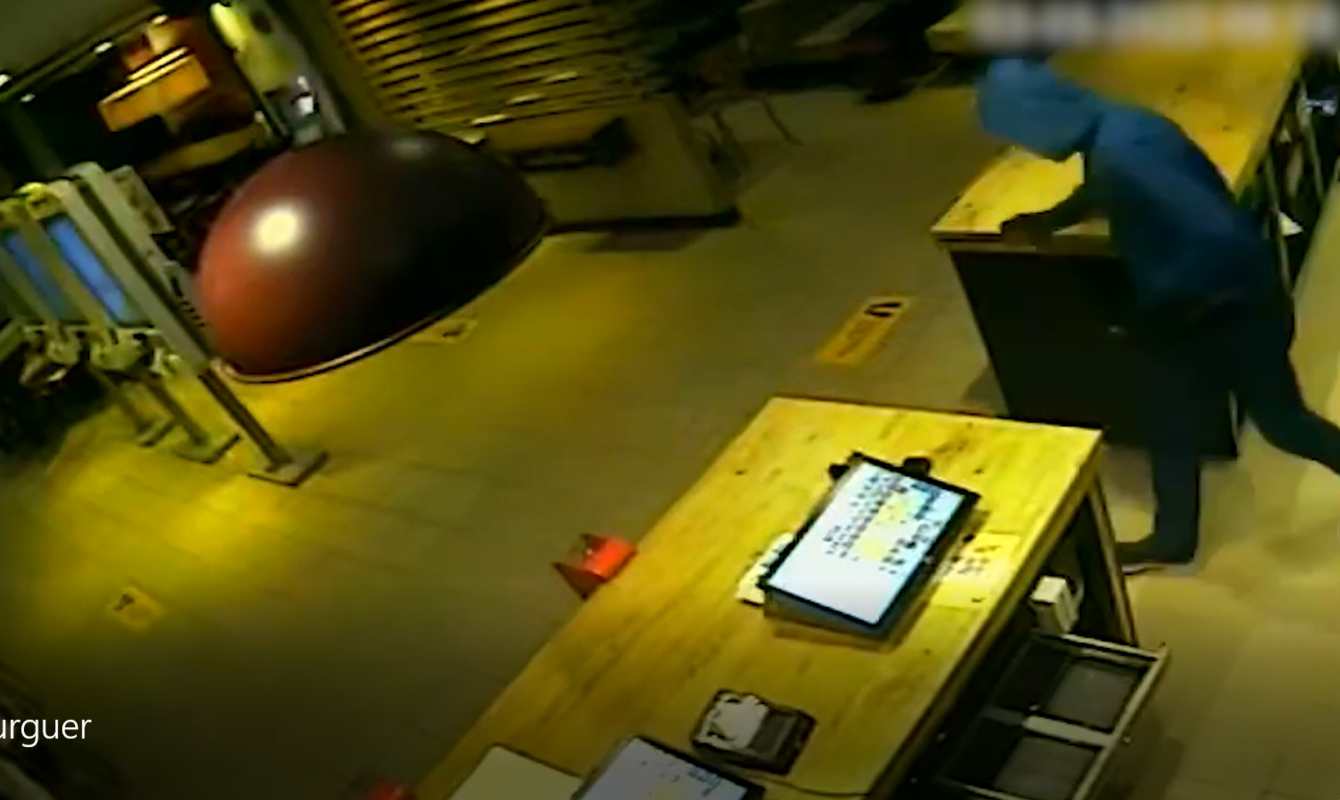 El ladrón durante uno de los robos en un restaurante de comida rápida.