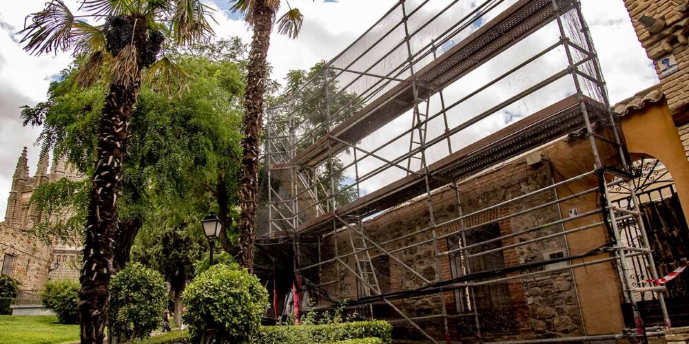 Edificio que se está reconstruyendo y que será bar restaurante. Para que se sitúen, al fondo se encuentra San Juan de los Reyes. Foto: Rebeca Arango.