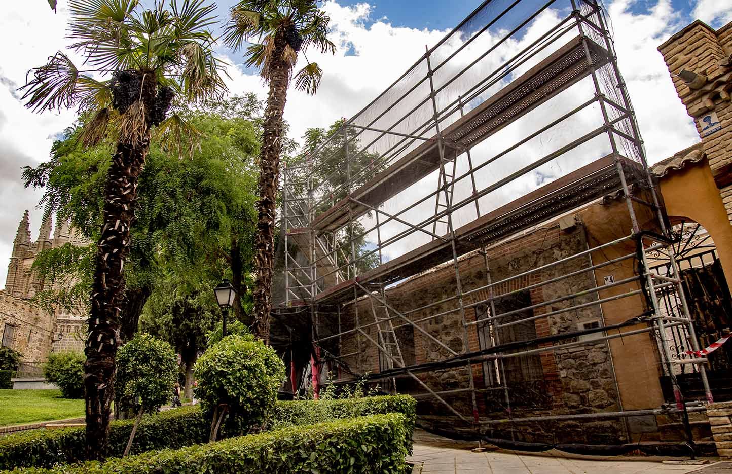 Edificio que se está reconstruyendo y que será bar restaurante. Para que se sitúen, al fondo se encuentra San Juan de los Reyes. Foto: Rebeca Arango.