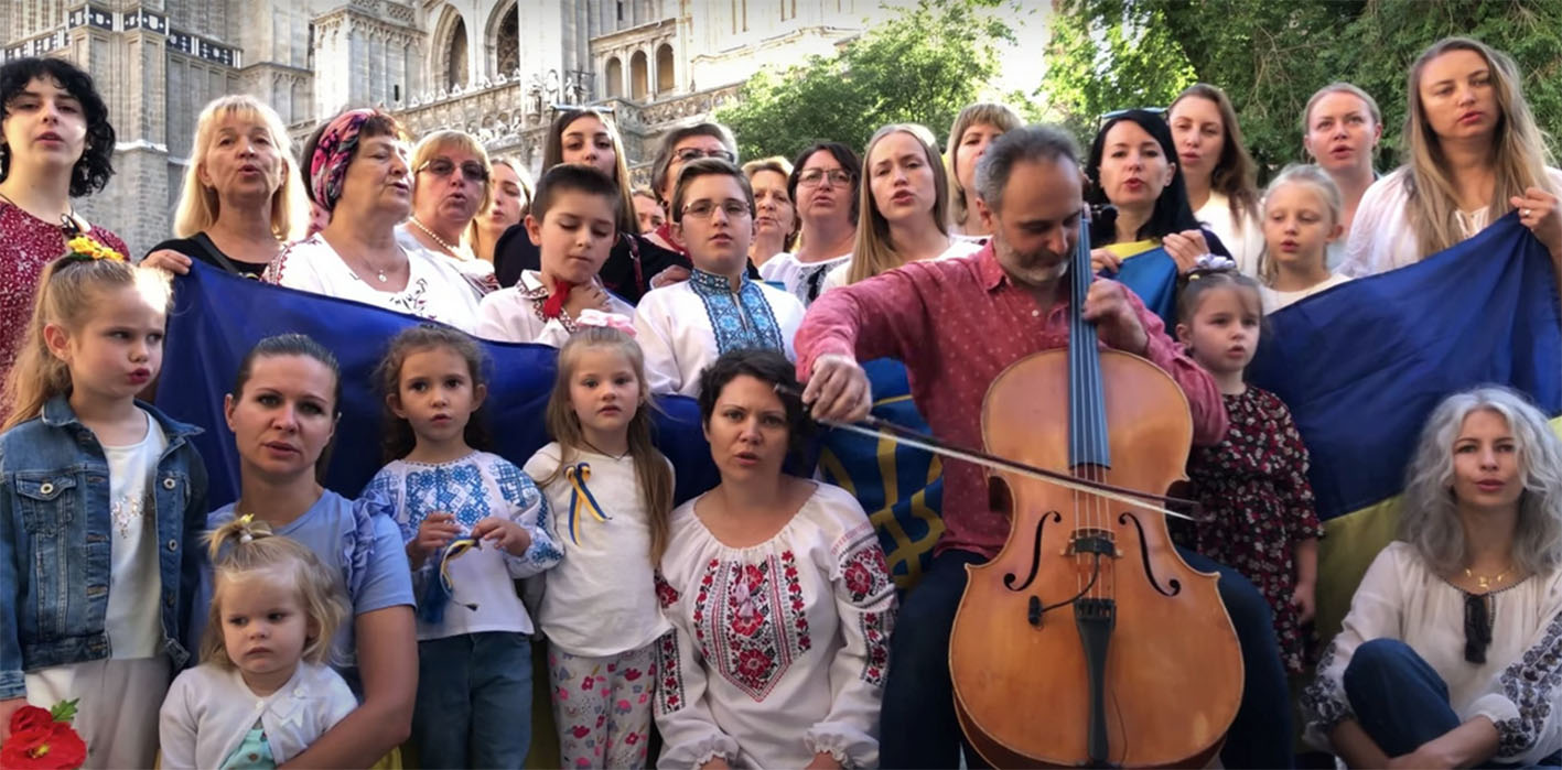 Chiki Serrano, junto al grupo de mujeres y niños ucranianos cantando al lado de la Catedral de Toledo.