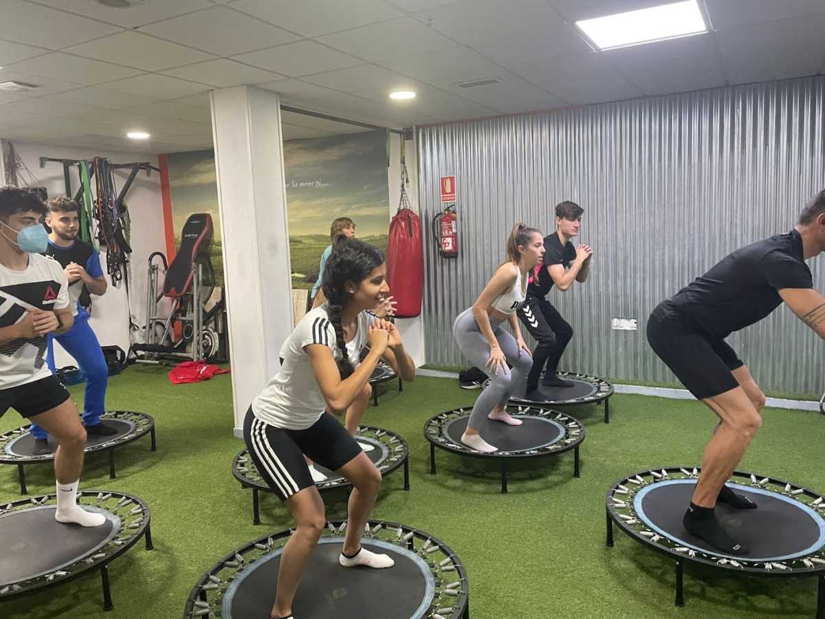 Clase colectiva de "jumping" de 2º de Acondicionamiento Físico.