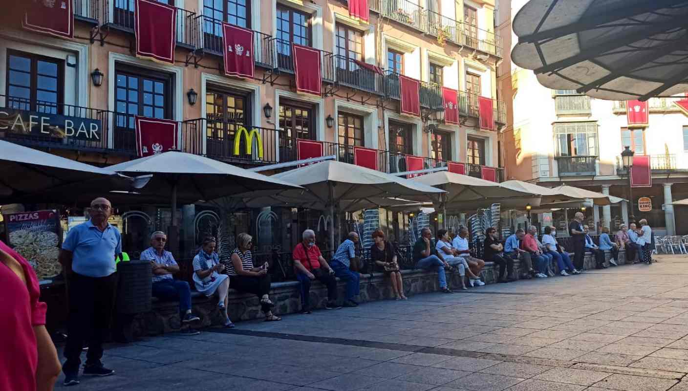 Colas para obtener una de las sillas para ver el Corpus de Toledo. Foto: María Carrobles.