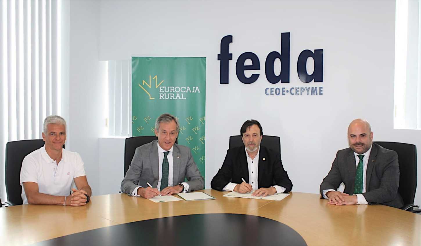 Firma del convenio social entre Eurocaja Rural y FEDA