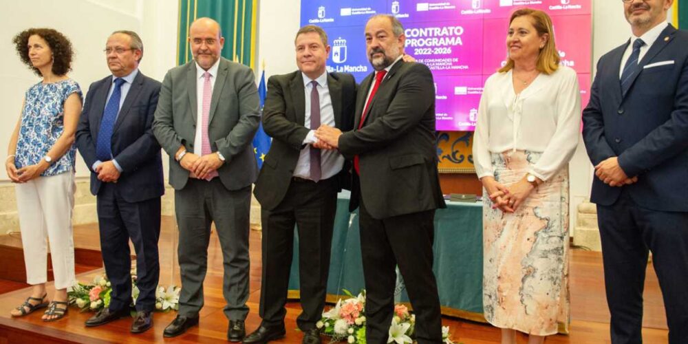 Firma del contrato-programa entre la Junta y la UCLM. Foto: EFE/Jesús Monroy.