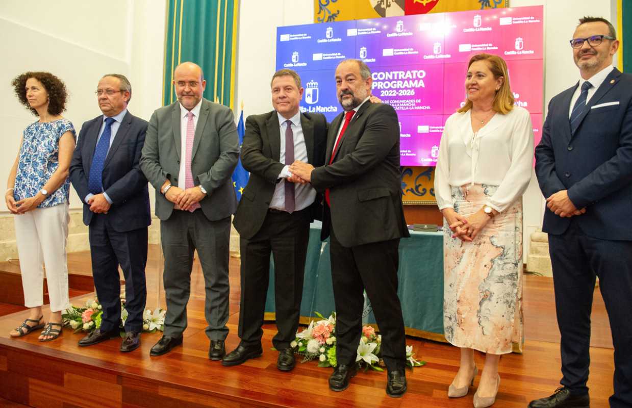 Firma del contrato-programa entre la Junta y la UCLM. Foto: EFE/Jesús Monroy.