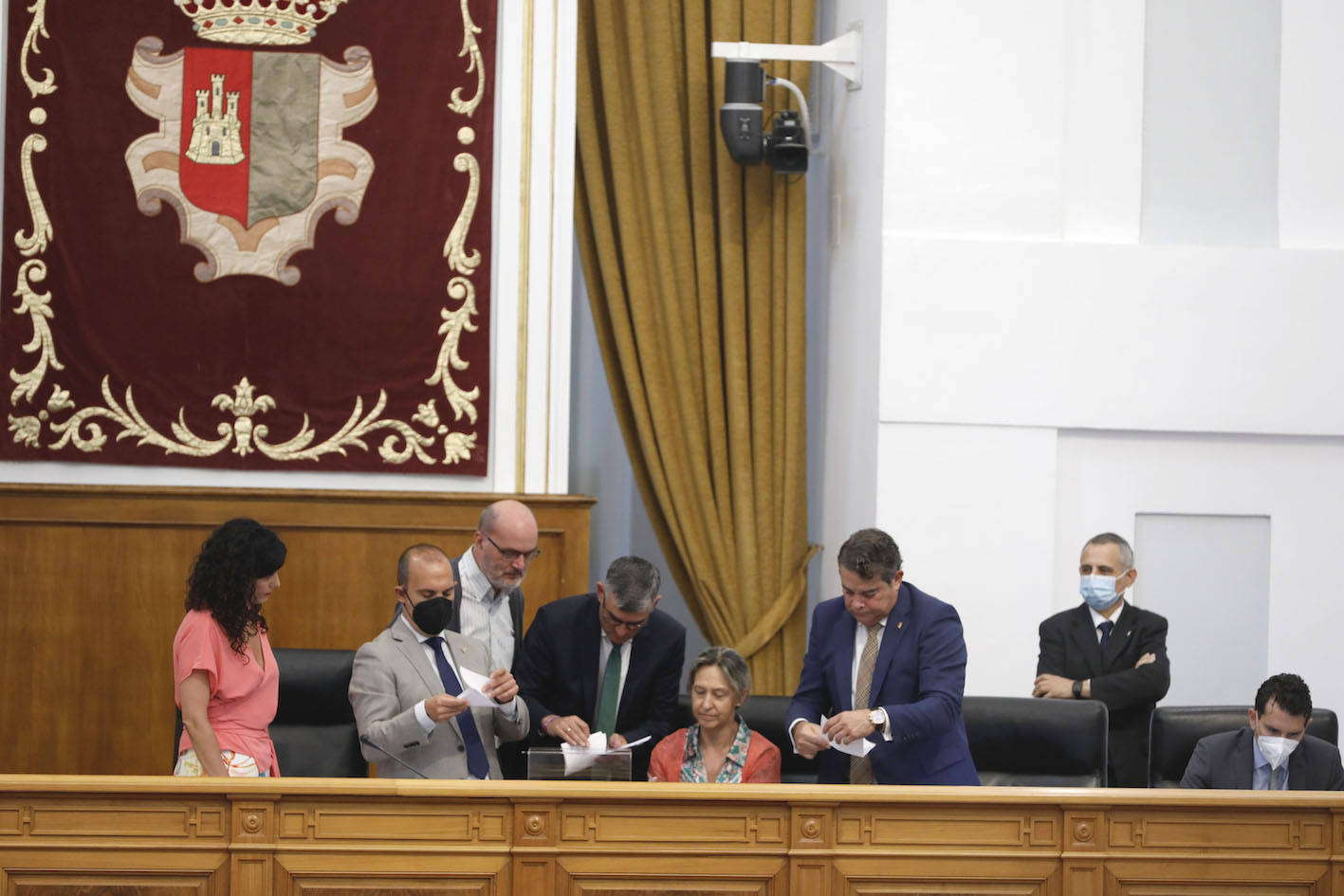 Un momento de la votación en las Cortes de CLM para elegir al presidente de la Cámara de Cuentas.