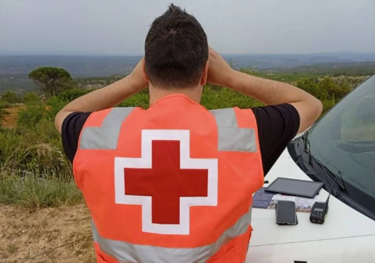 Voluntarios de Cruz Roja ayudan en la prevención de incendios forestales en La Manchuela, Albacete. Imagen de Cruz Roja.