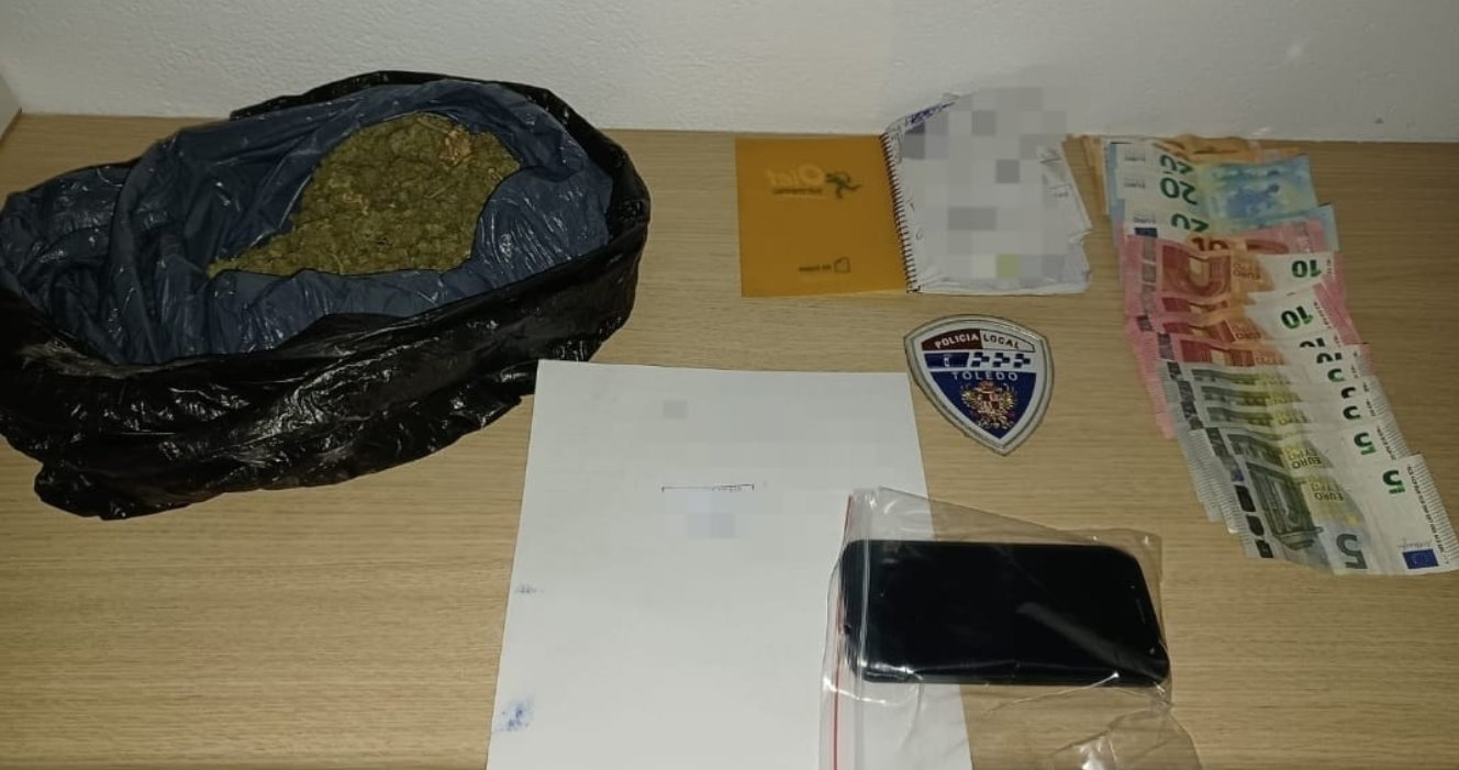 Marihuana, dinero en efectivo y una libreta con nombres y cantidades que le fueron incautados al detenido.