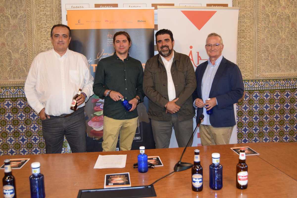 El presidente de la AHT, Tomás Palencia (segundo por la derecha), con los representantes de Mahou.