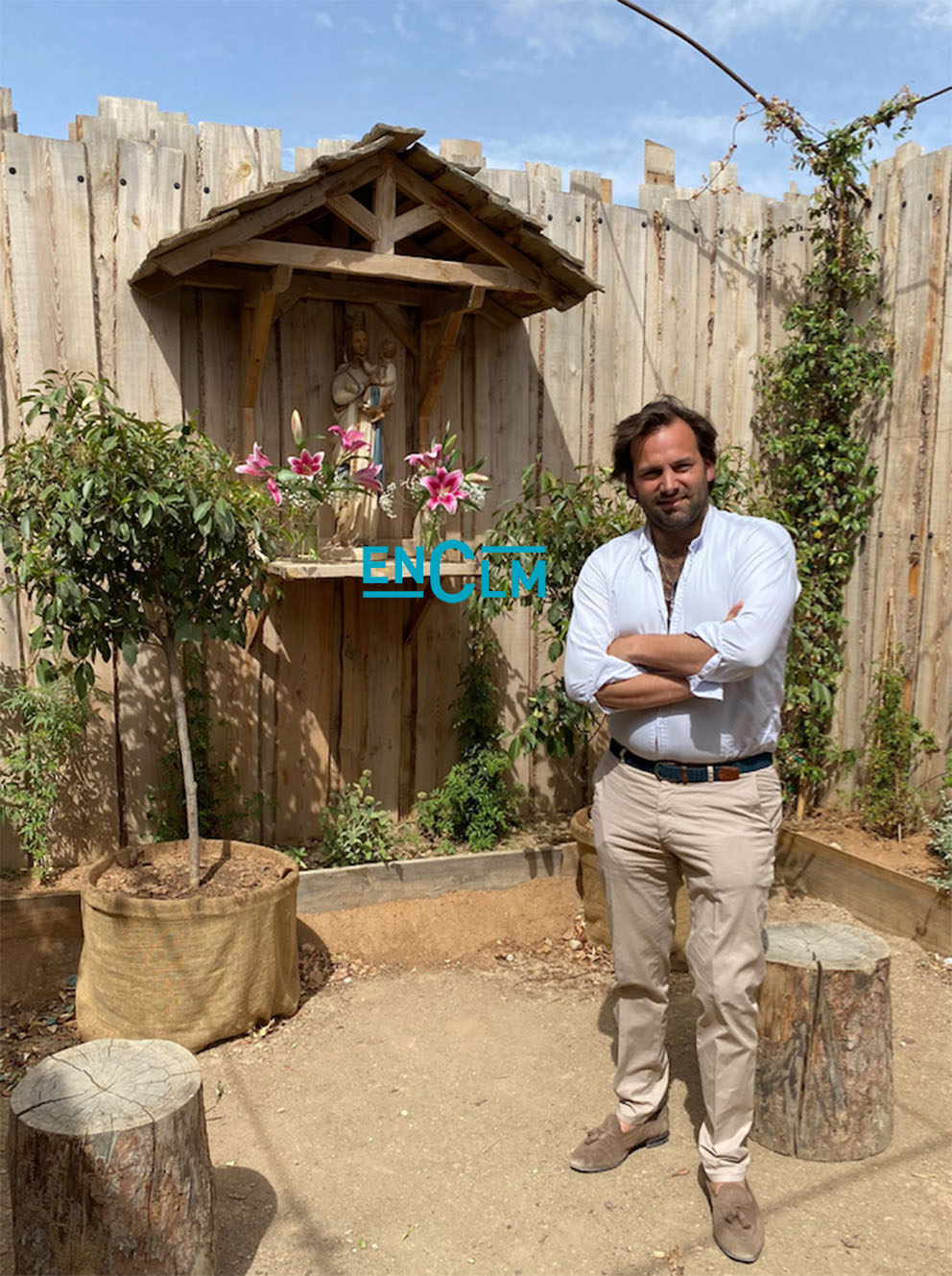 Erwan de la Villèon, consejero delegado de Puy du Fou España, junto a la Virgen del Arrabal. Foto: ENCLM.