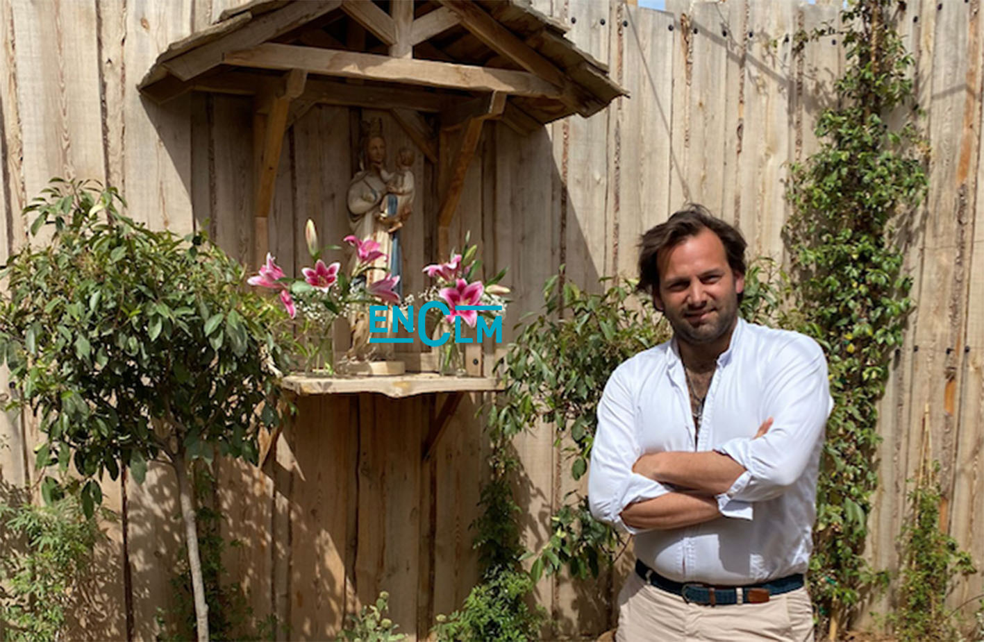 Erwan de la Villèon, consejero delegado de Puy du Fou España, junto a la Virgen del Arrabal, imagen que tienen en el interior del parque. Horas después del pavoroso incendio que rodeó al parque histórico. Foto: ENCLM.