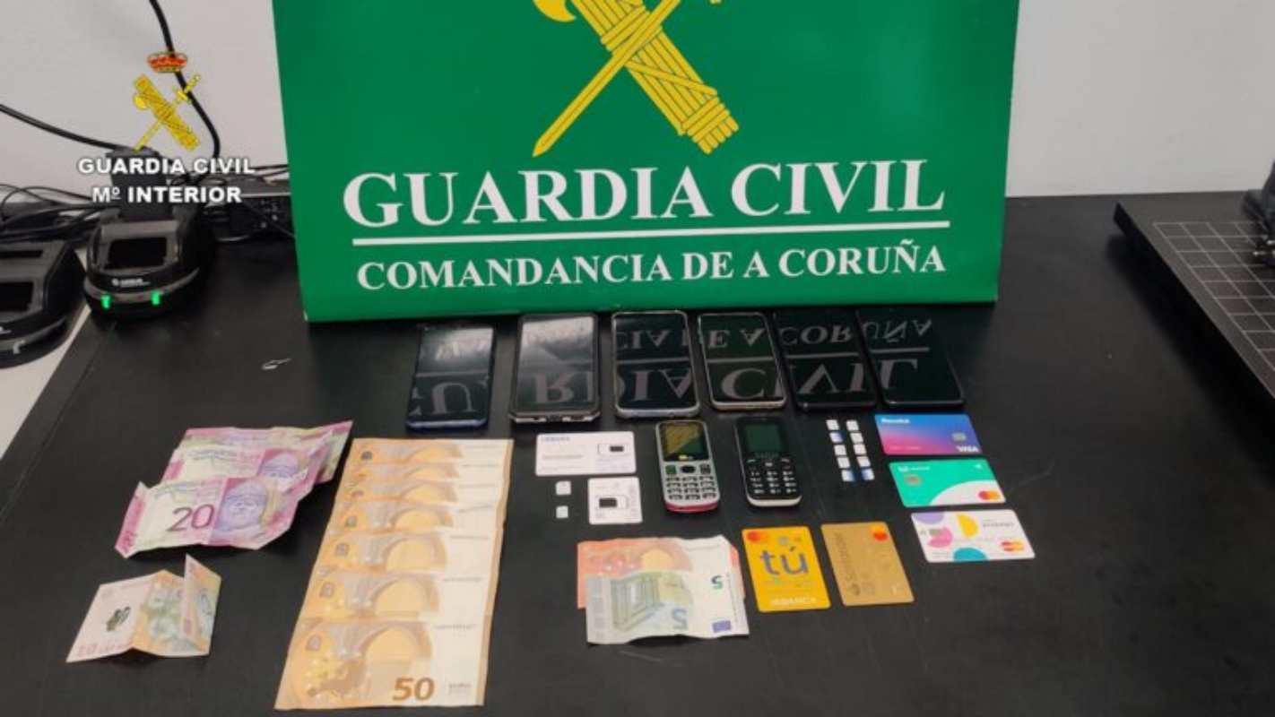 Objetos incautados en la operación contra las estafas en A Coruña.