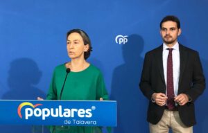 La vicesecretaria general del PP de CLM, Ana Guarinos, junto al portavoz del PP en el Ayuntamiento de Talavera, Santiago Serrano.