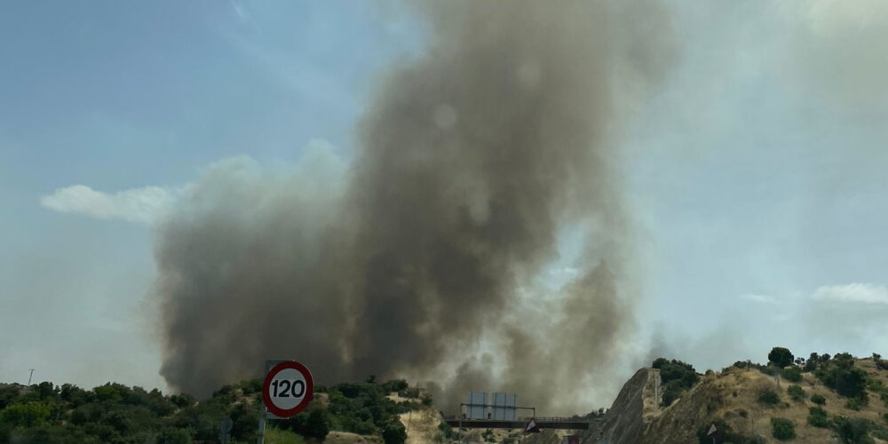 El humo, visible desde cualquier lugar de la ciudad de Toledo.
