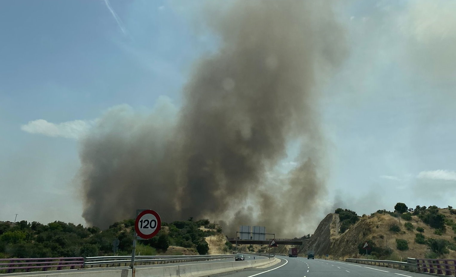 El humo, visible desde cualquier lugar de la ciudad de Toledo.