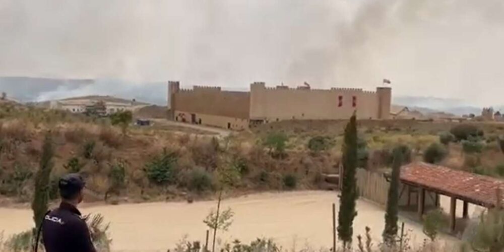 El incendio visto desde el parque Puy Du Fou.