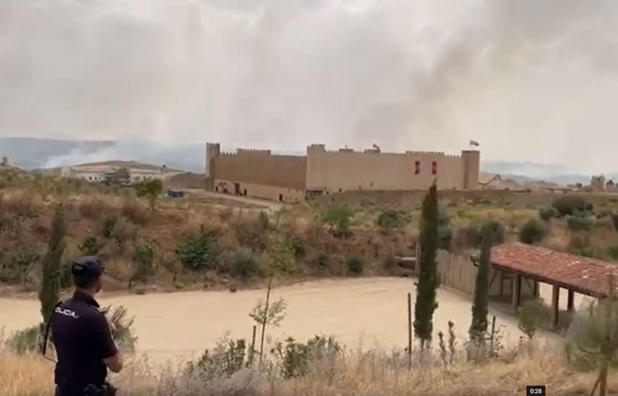 El incendio visto desde el parque Puy Du Fou.