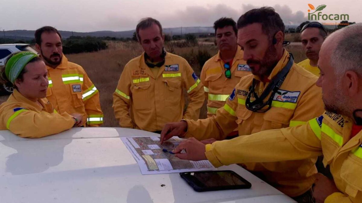 Juan Pedro García (con las gafas al cuello) dando instrucciones a su equipo en Zamora.