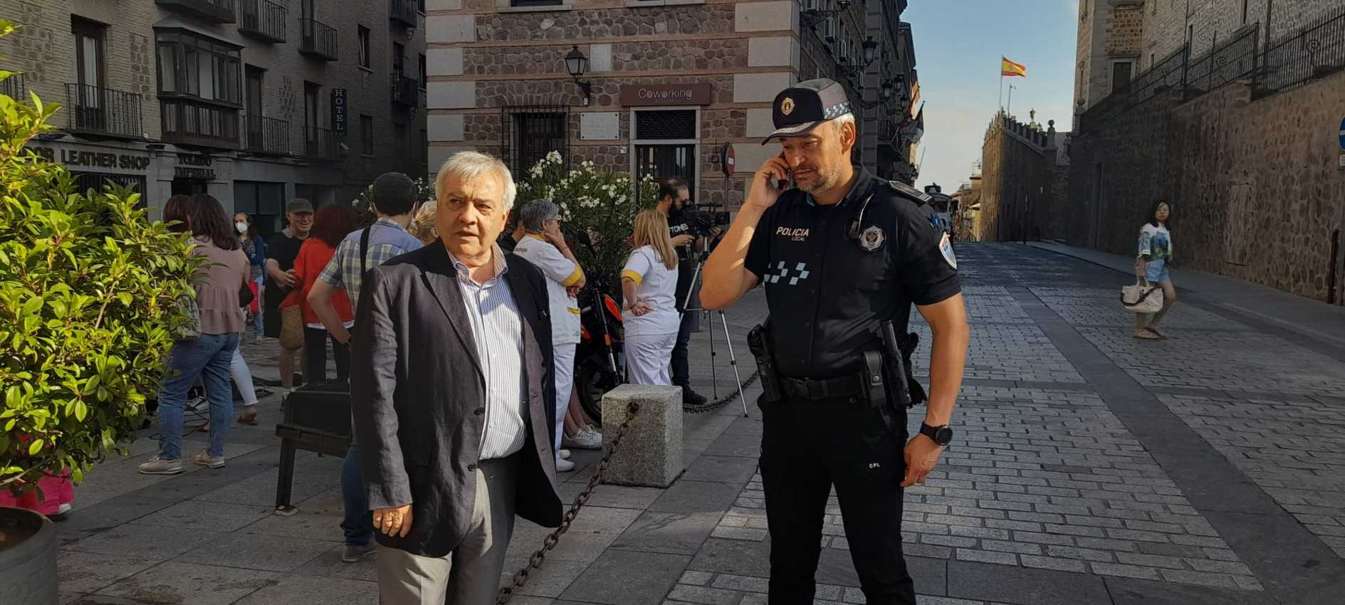 Juanjo Pérez del Pino, en las inmediaciones del Alcázar junto a un miembro de la Policía Local de Toledo. Foto: Rebeca Arango.