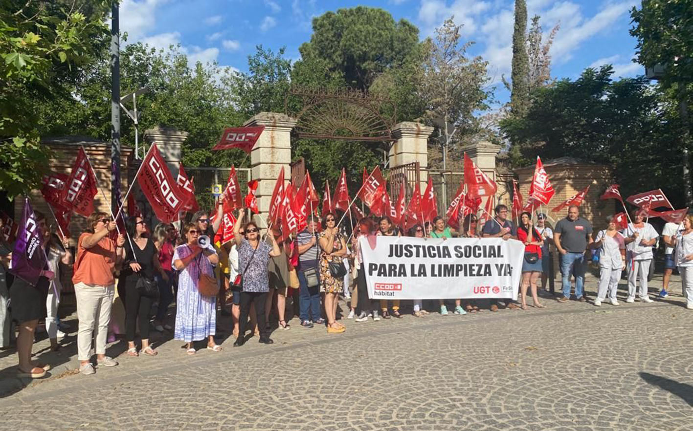 Las trabajadoras de la limpieza de edificios y locales, concentradas hoy en las puertas de la UCLM, en Toledo.