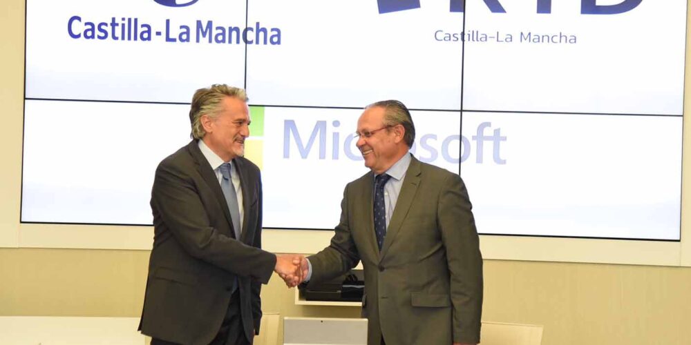 El consejero de Hacienda y Administraciones Públicas, Juan Alfonso Ruiz Molina (derecha) y el presidente de Microsoft de España, Alberto Granados.