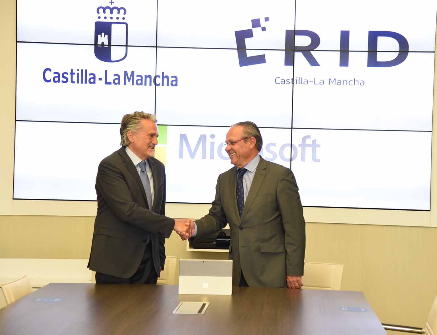 El consejero de Hacienda y Administraciones Públicas, Juan Alfonso Ruiz Molina (derecha) y el presidente de Microsoft de España, Alberto Granados.