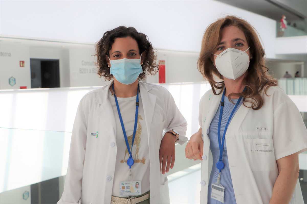 La neumóloga Maria José Espinosa de los Monteros y la farmacéutica Cristina Blázquez.