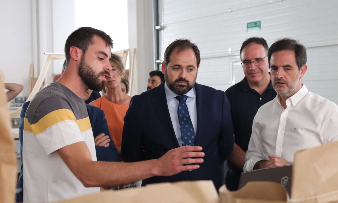 Paco Núñez en su visita al Instituto de Tecnología, Construcción y Telecomunicaciones del Campus de Cuenca.