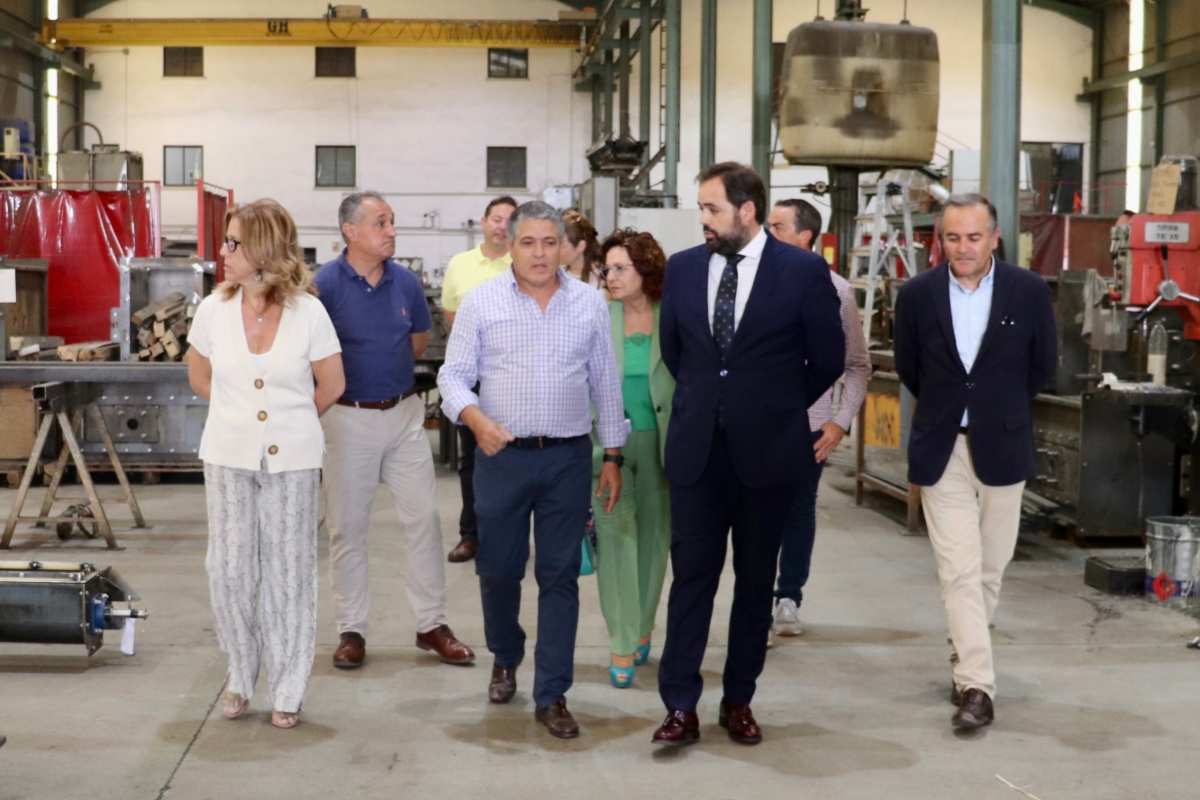 Núñez en su visita a la empresa talaverana "Maquinaria Grupo Nueve".