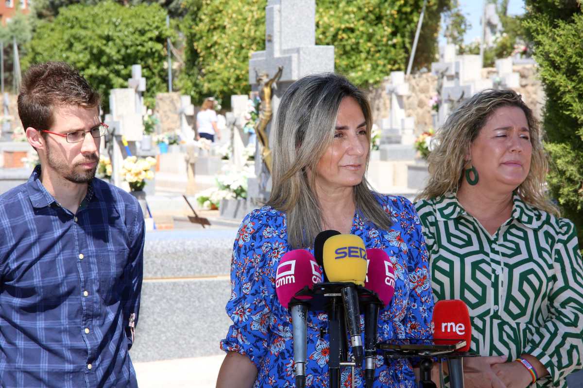 La alcaldesa de Toledo, visitando las obras de mejora de dos patios del Cementerio Municipal.