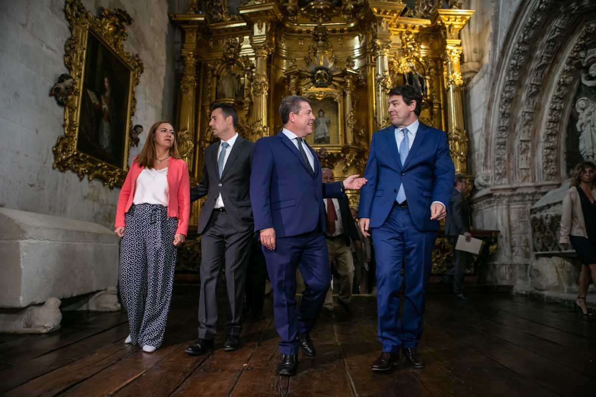 Emiliano García-Page y Alfonso Fernández Mañueco conversando en la Catedral de Burgos.