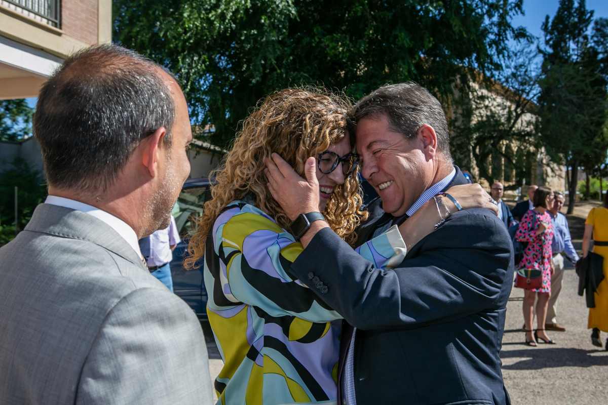 El presidente de Castilla-La Mancha, Emiliano García-Page, saludando a la alcaldesa de Villanueva de la Torre, María Sonsoles Rico Ordóñez .