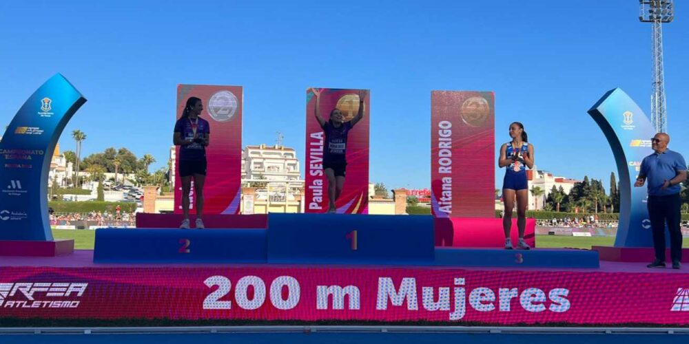 Paula Sevilla en lo más alto de podio. Foto: Federación Española de Atletismo.