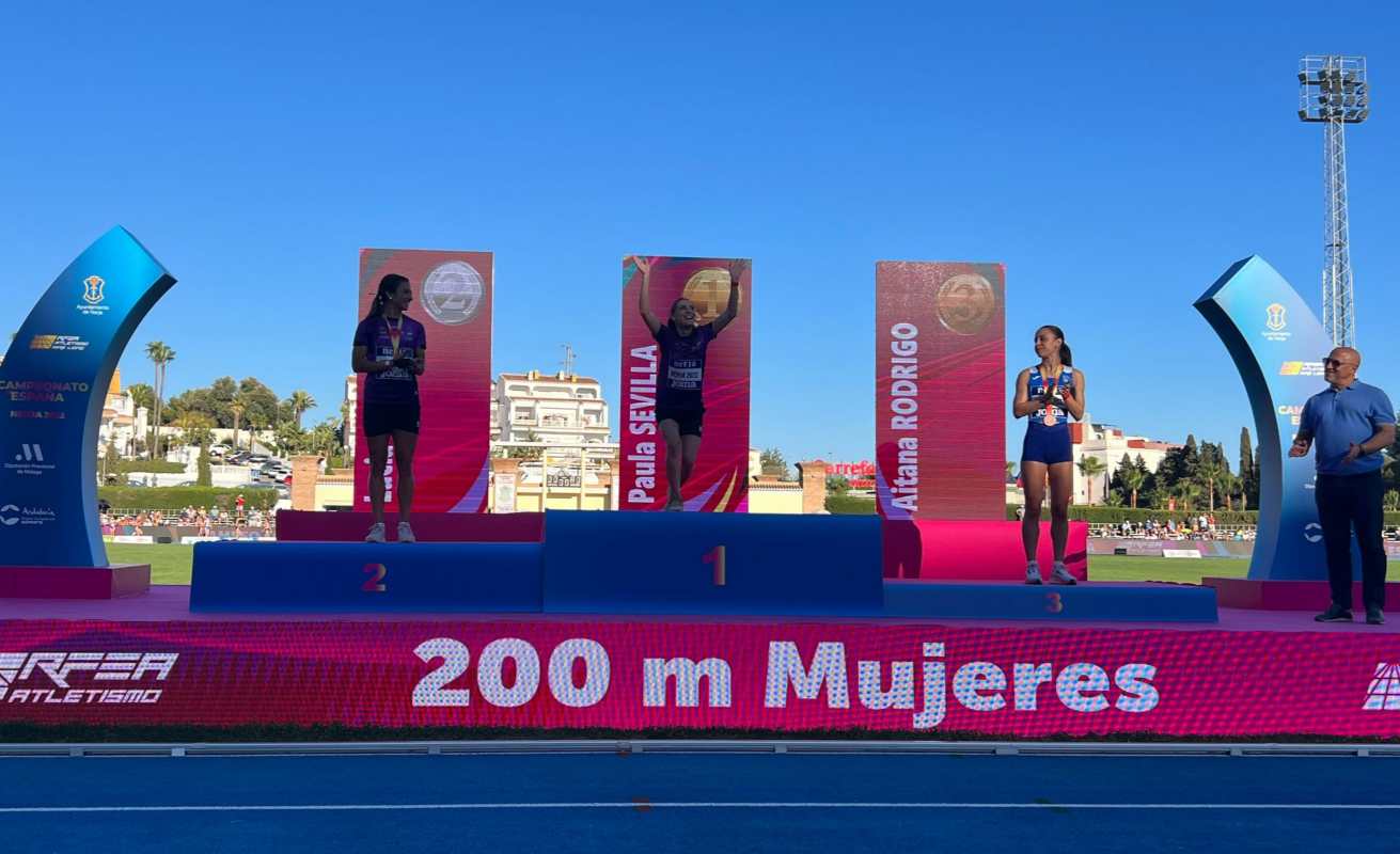 Paula Sevilla en lo más alto de podio. Foto: Federación Española de Atletismo.