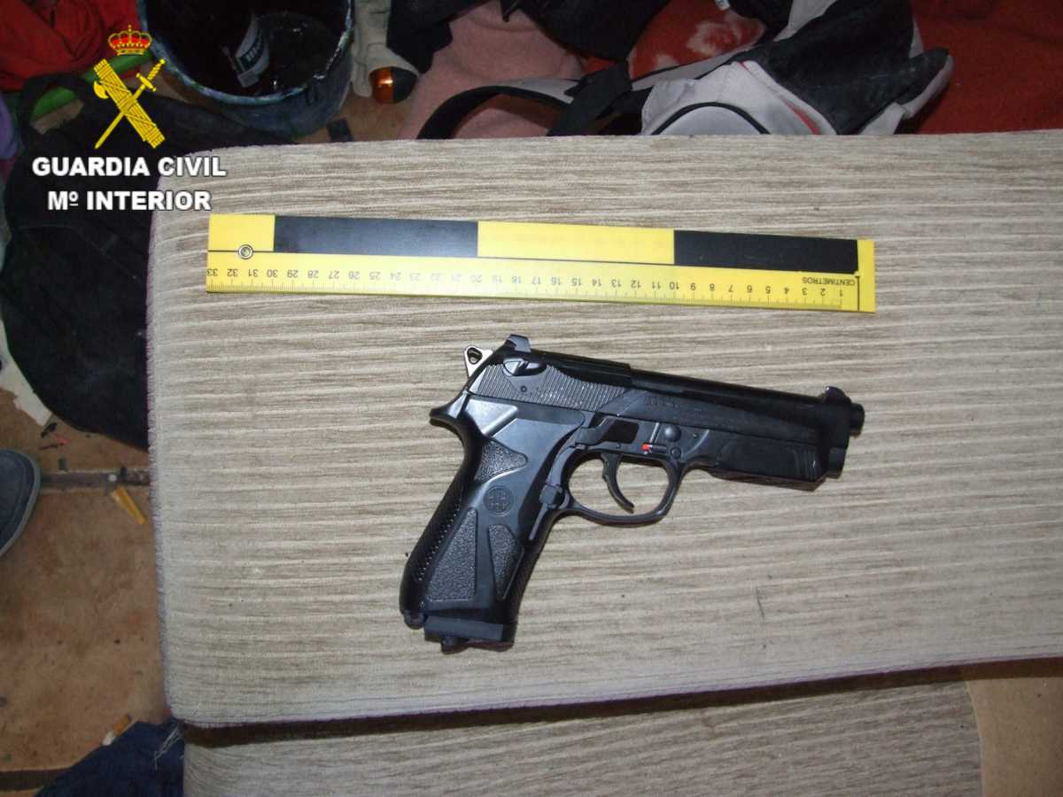 Esta es la pistola falsa usada por el presunto delincuente.