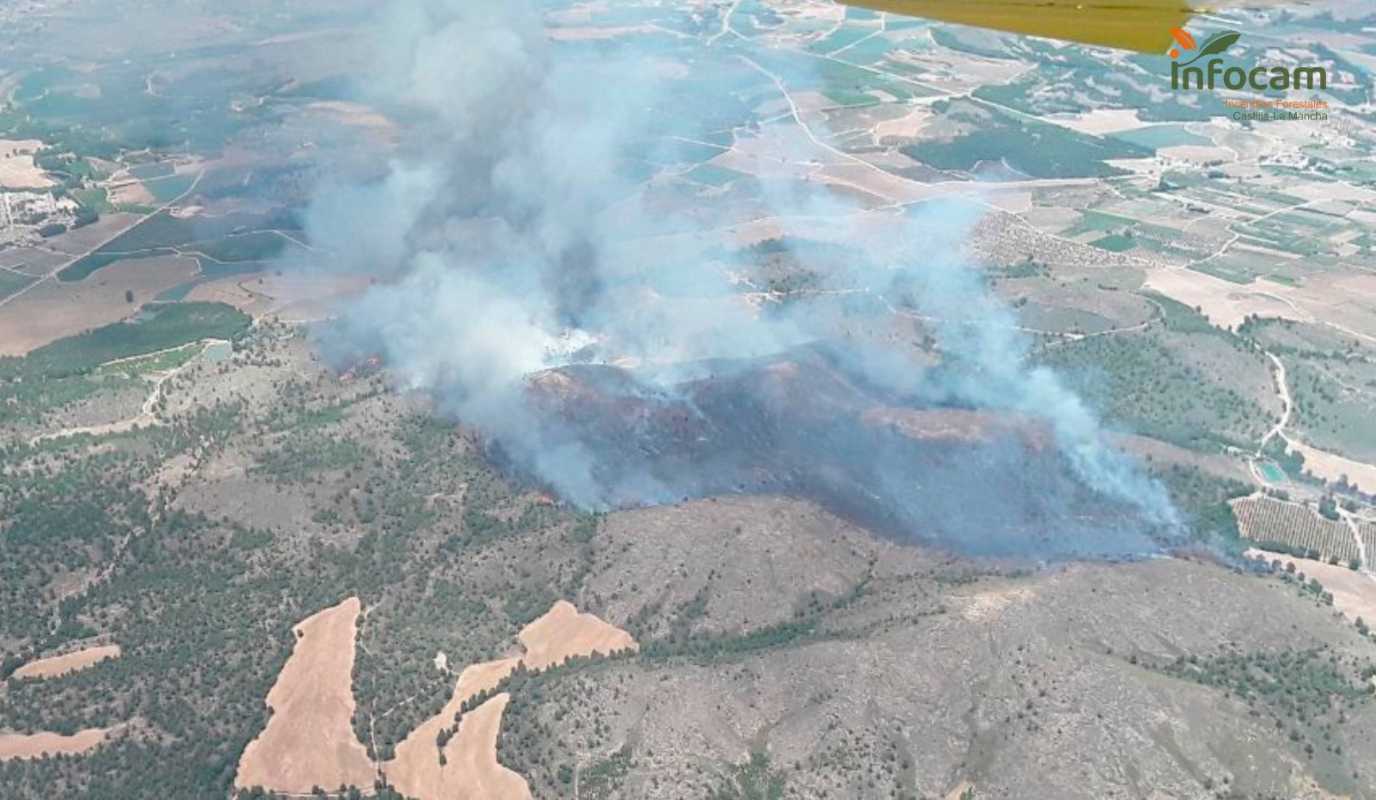 Imagen del incendio que se declaró ayer en Hellín.