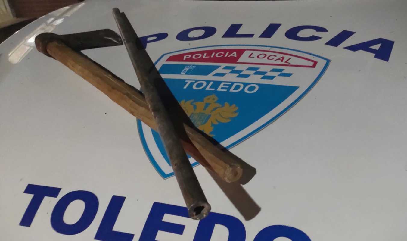 Los objetos que la Policía Local incautó en la reyerta bajo el puente de Alcántara.