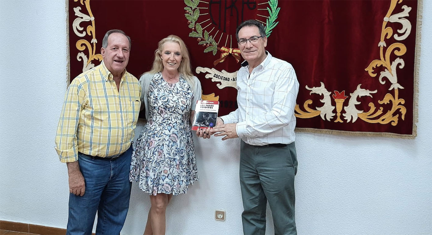 José Ignacio Sánchez, presidente de Sociedad ARTE, en la fotografía junto a Almudena, hija de Alfonso Paso, y de Eusebio Peces, tesorero de ARTE.