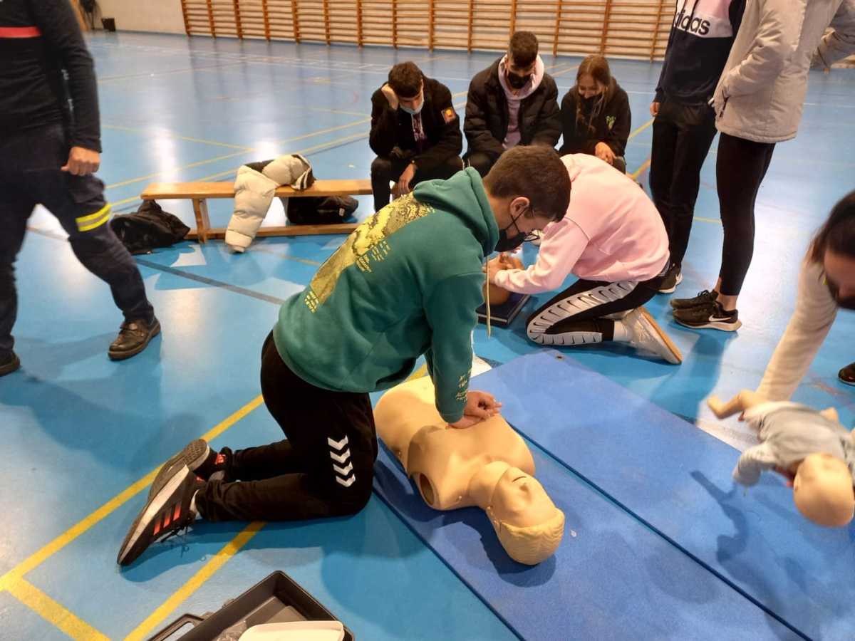 1º de Enseñanza y Animación Sociodeportiva: clase de primeros auxilios en colaboración con la Federación de Salvamento y Socorrismo de CLM.