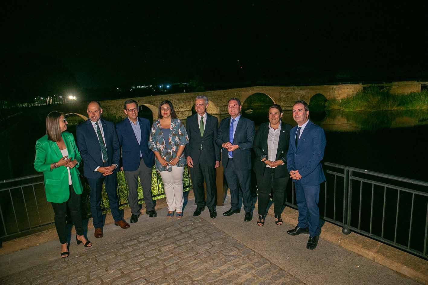 Foto de familia de las autoridades asistentes a la inauguración de la nueva iluminación del Puente Romano de Talavera.