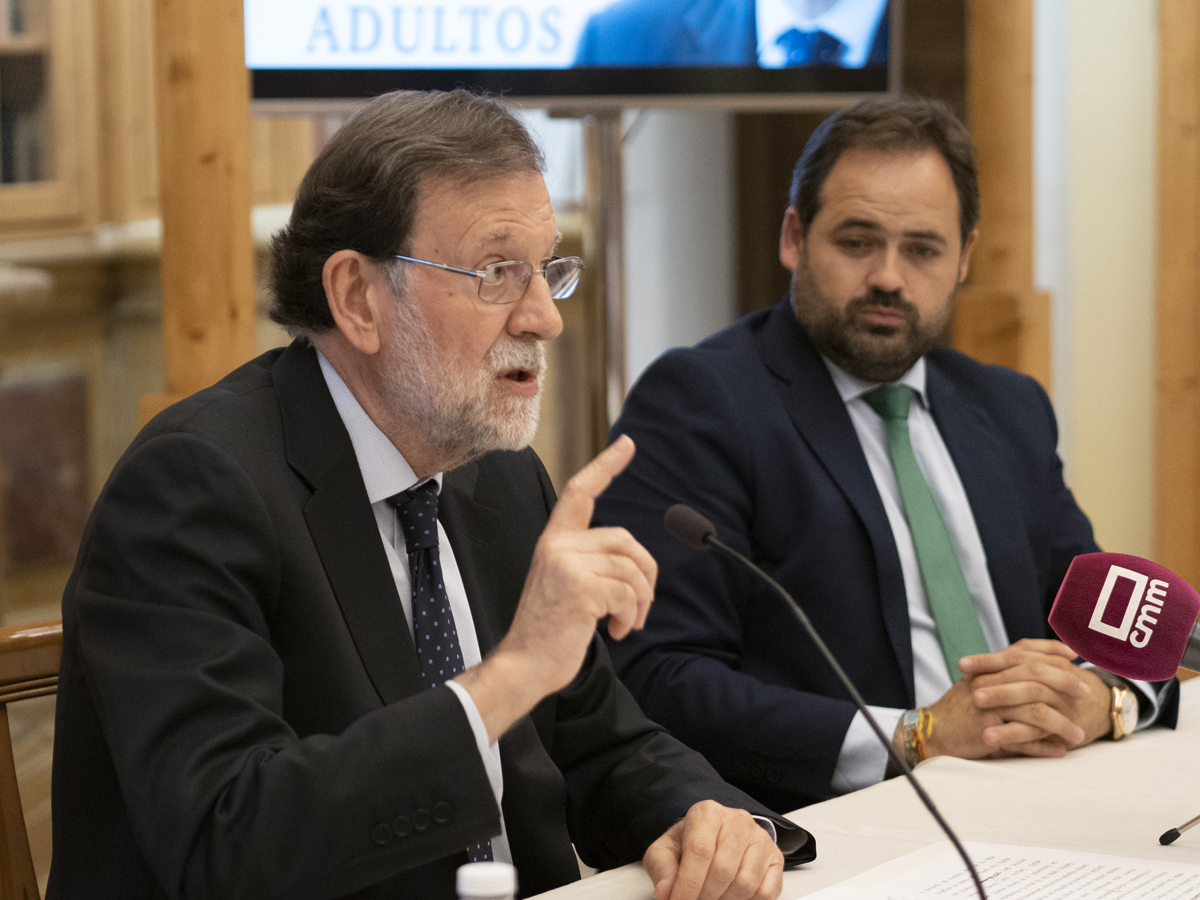 Emiliano García-Page, presidente de CLM, durante su visita a la bodega de Albretch kiessling en Heilbronn (Alemania).