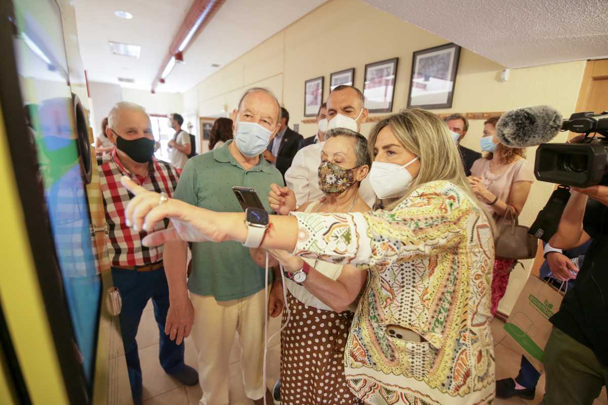 Milagros Tolón, presentando la primera máquina ‘Reciclos’.