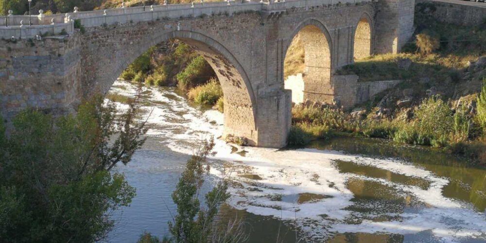 Foto de archivo de espuma en el río Tajo a su paso por Toledo.