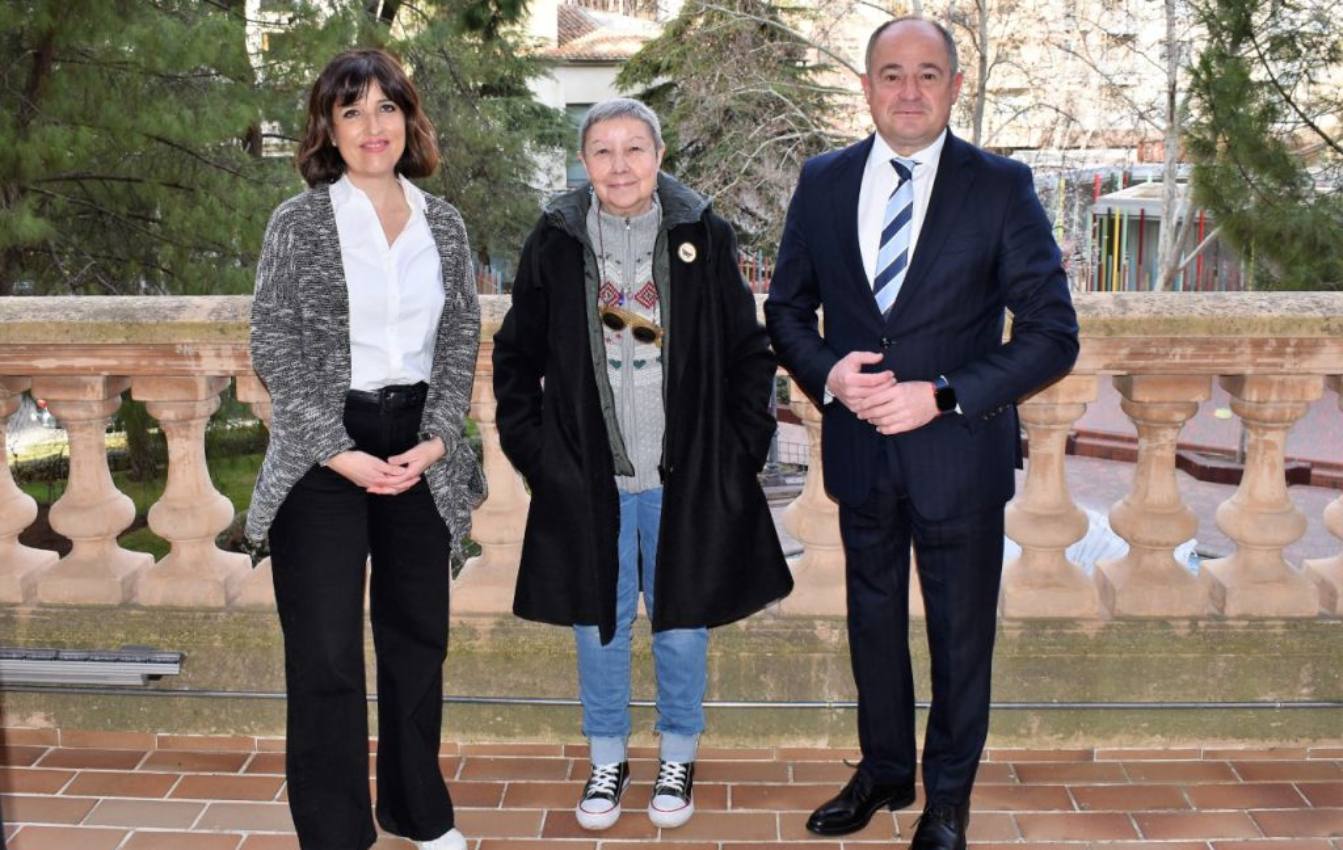 Rosa Villada Casaponsa, nueva Cronista Oficial de la Ciudad de Albacete, junto a Loli Ríos y Emilio Sáez.