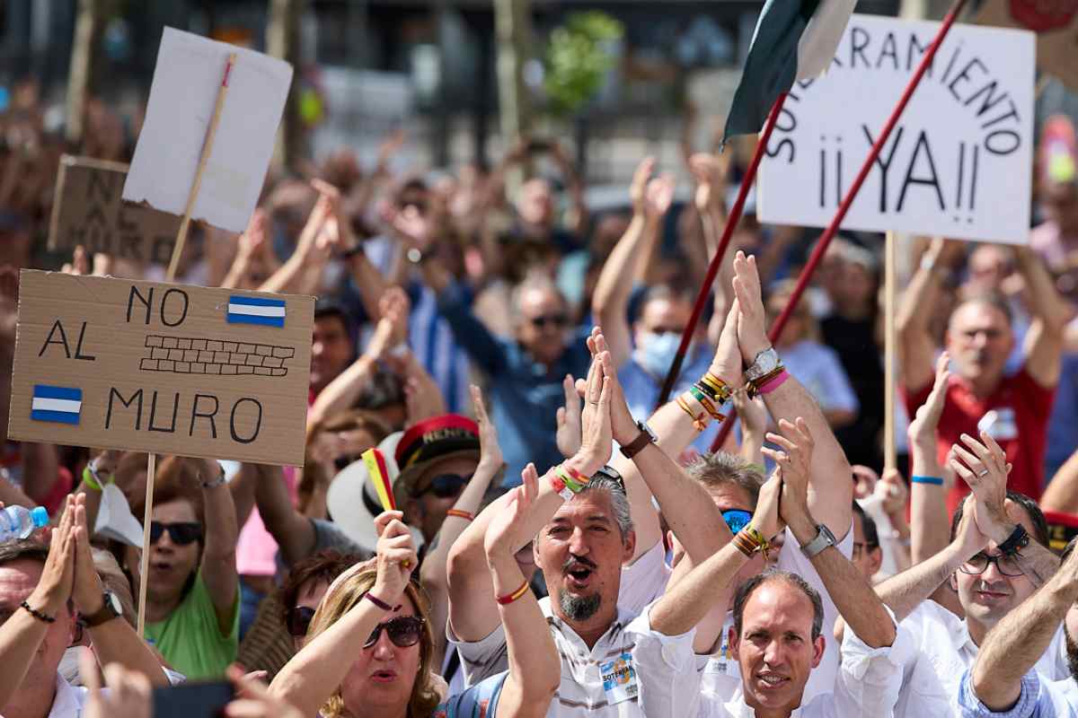 Unas 500 personas han participado en la manifestación contra el soterramiento del AVE. Foto: EFE/Manu Reino.