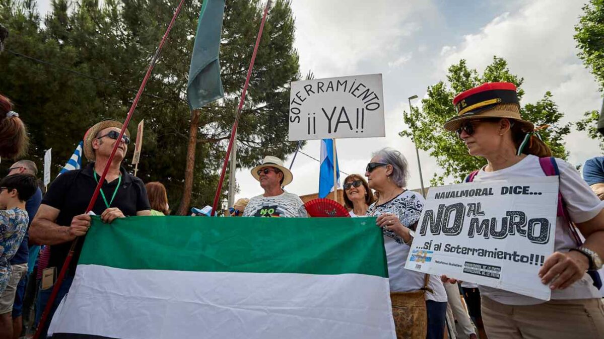 Unas 500 personas han participado en la manifestación contra el soterramiento del AVE. Foto: EFE/Manu Reino.
