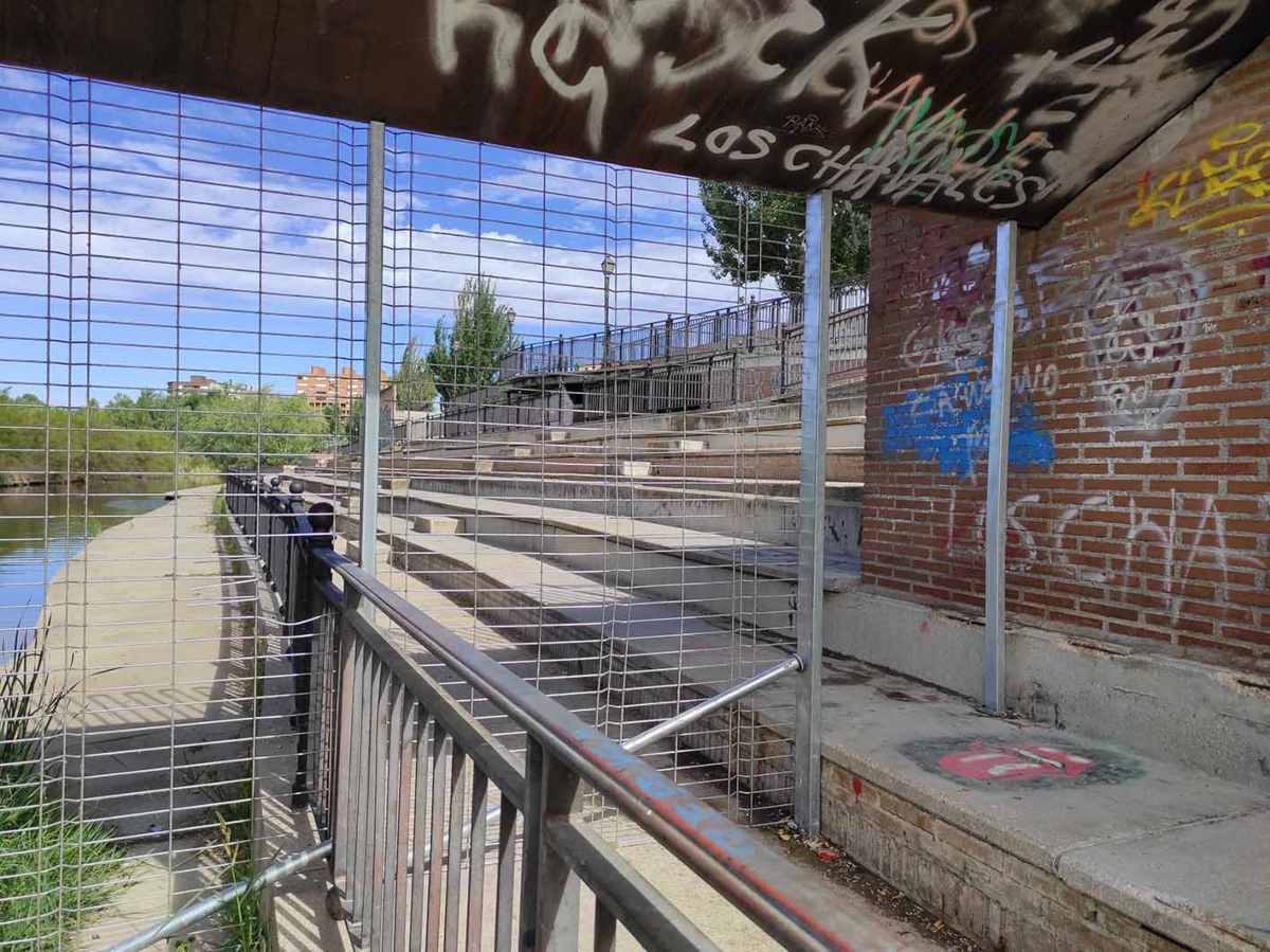 En la foto de Talavera Talak se aprecia cómo han roto el vallado que aislaba una zona de acceso al embarcadero.